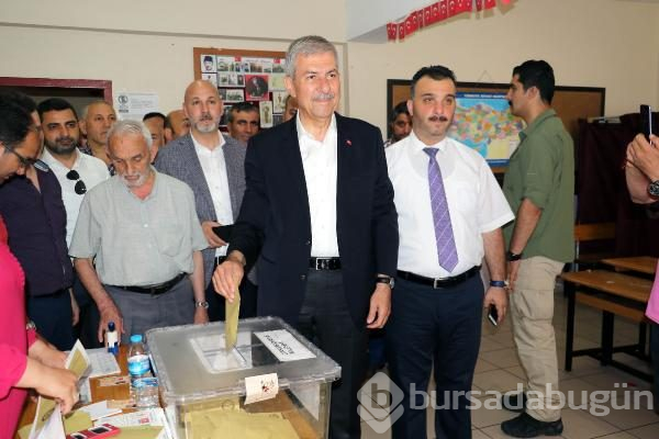 Siyasetçiler oylarını kullandı!
