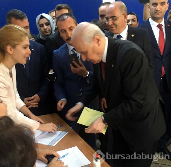 Siyasetçiler oylarını kullandı!