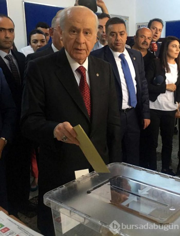 Siyasetçiler oylarını kullandı!