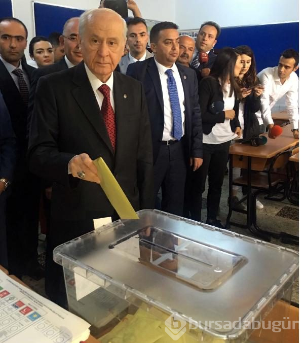 Siyasetçiler oylarını kullandı!