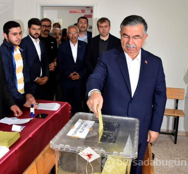Siyasetçiler oylarını kullandı!