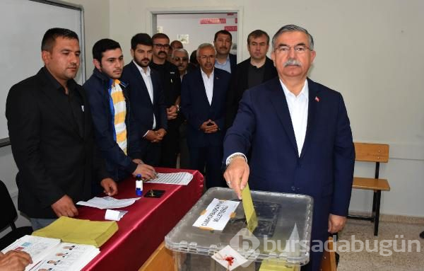 Siyasetçiler oylarını kullandı!