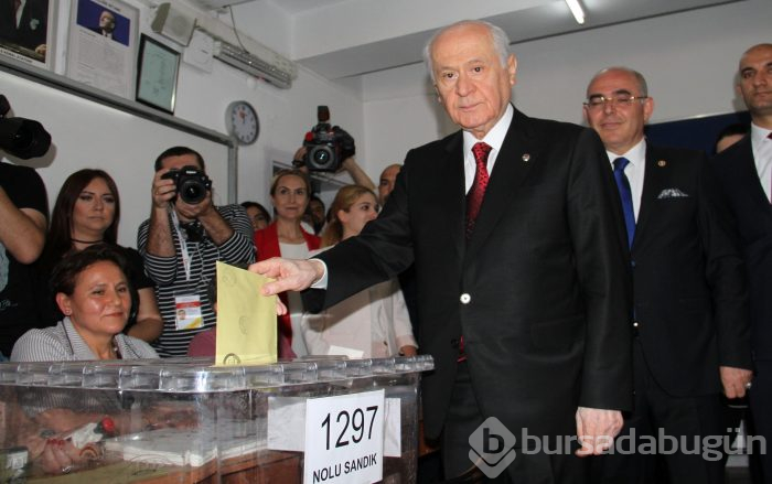 Siyasetçiler oylarını kullandı!