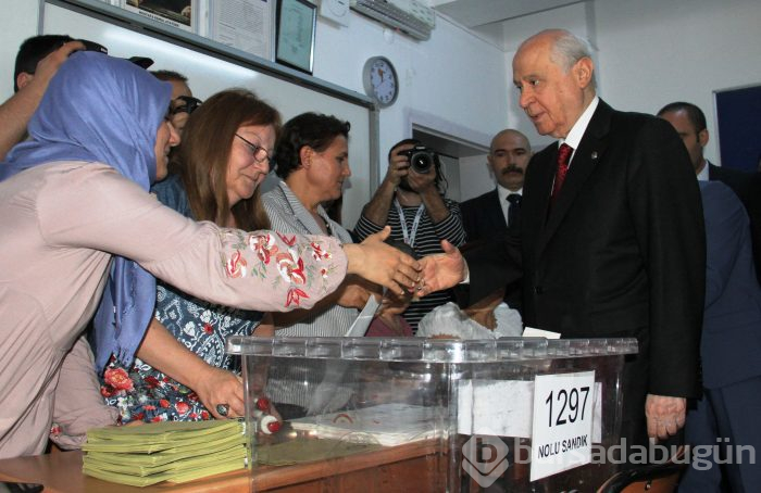 Siyasetçiler oylarını kullandı!
