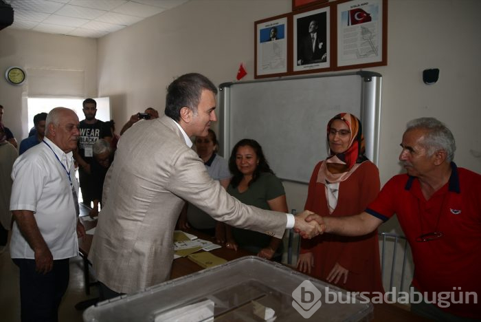 Siyasetçiler oylarını kullandı!