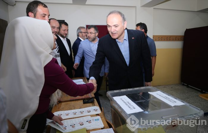 Siyasetçiler oylarını kullandı!