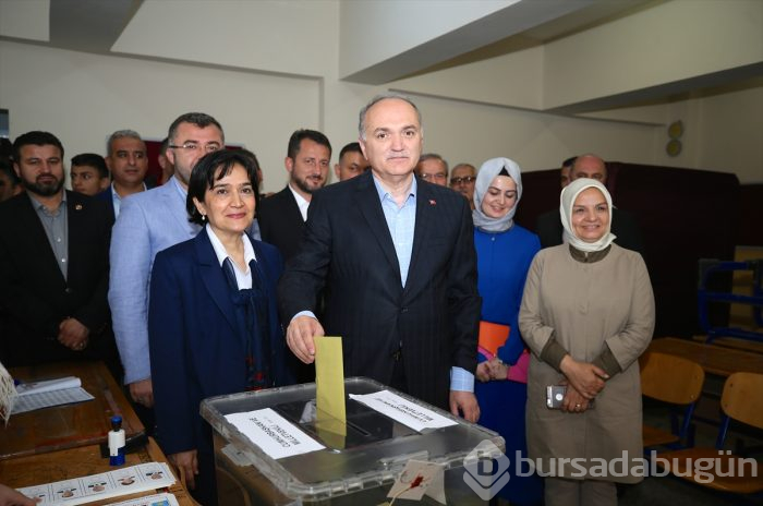 Siyasetçiler oylarını kullandı!