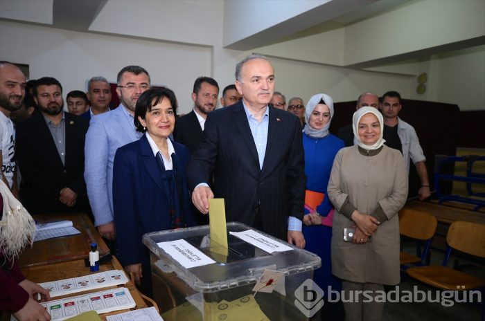 Siyasetçiler oylarını kullandı!