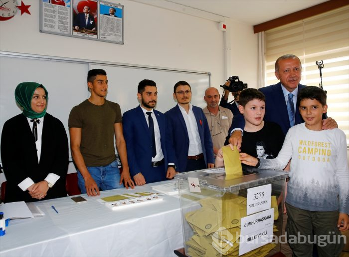 Siyasetçiler oylarını kullandı!