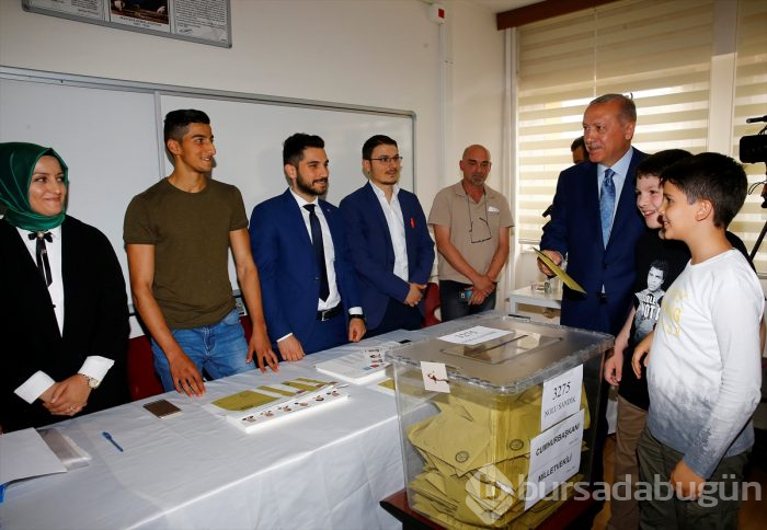 Siyasetçiler oylarını kullandı!