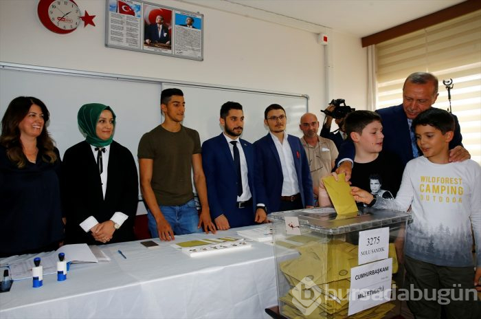 Siyasetçiler oylarını kullandı!