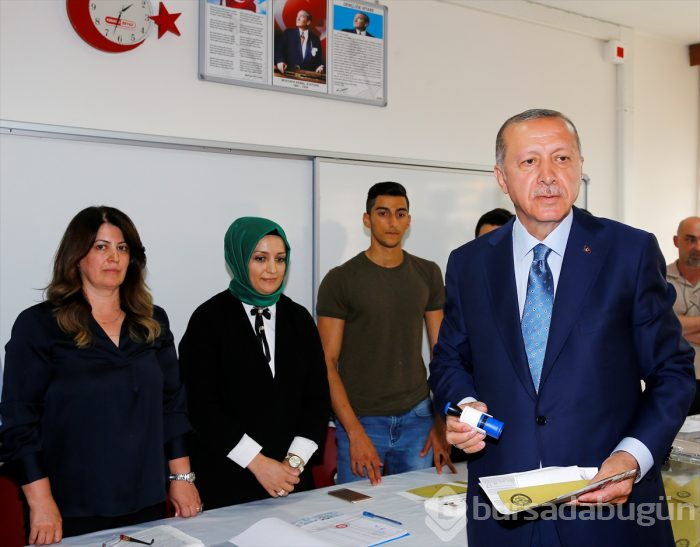 Siyasetçiler oylarını kullandı!