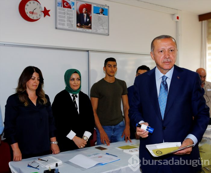 Siyasetçiler oylarını kullandı!
