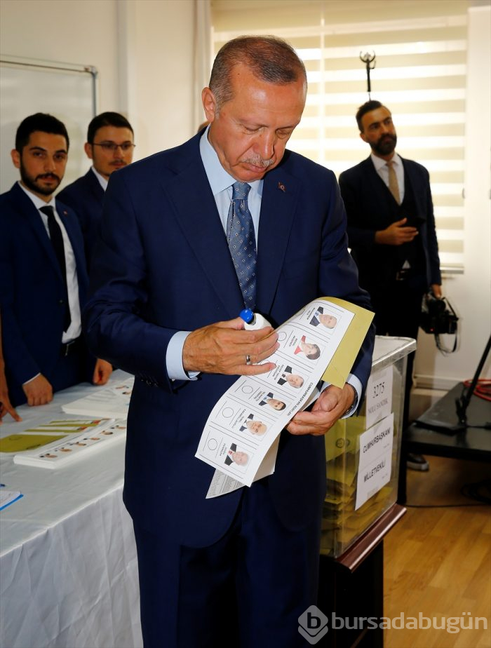 Siyasetçiler oylarını kullandı!