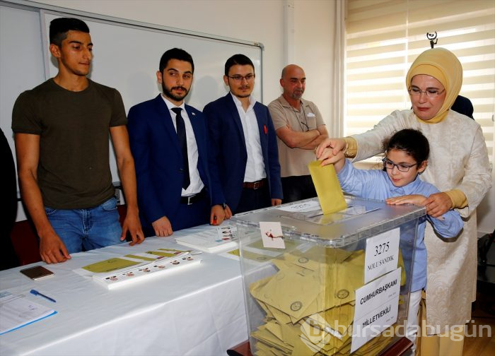 Siyasetçiler oylarını kullandı!