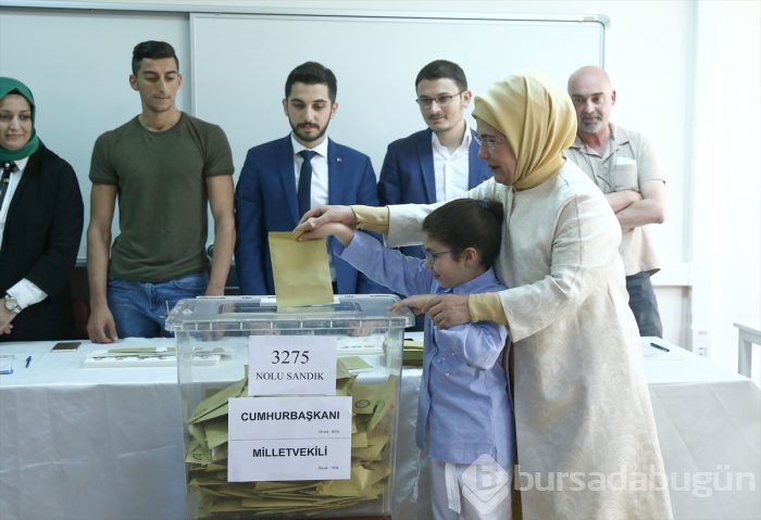 Siyasetçiler oylarını kullandı!