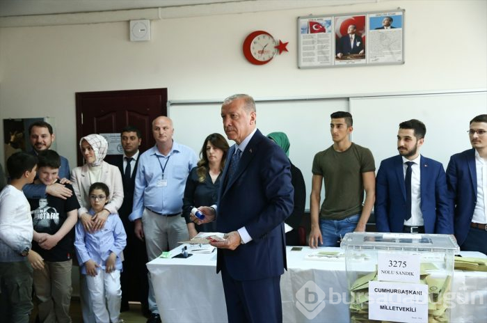 Siyasetçiler oylarını kullandı!