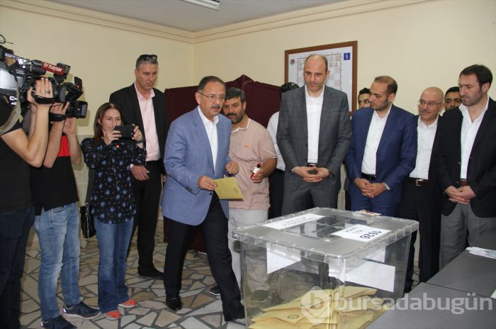 Siyasetçiler oylarını kullandı!