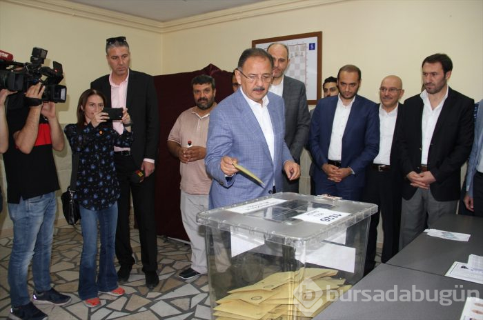 Siyasetçiler oylarını kullandı!