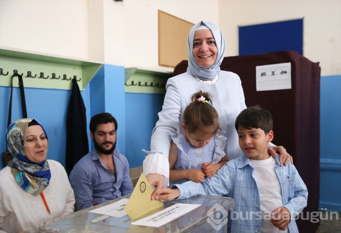 Siyasetçiler oylarını kullandı!