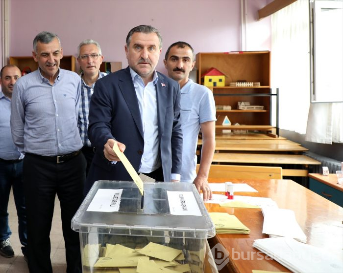 Siyasetçiler oylarını kullandı!