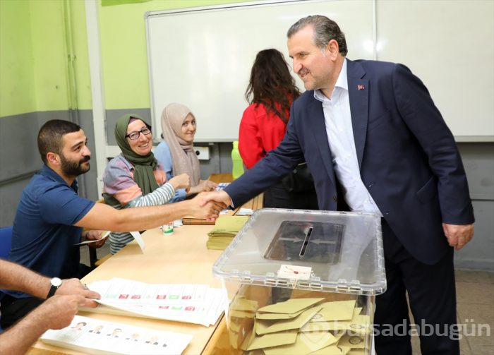 Siyasetçiler oylarını kullandı!