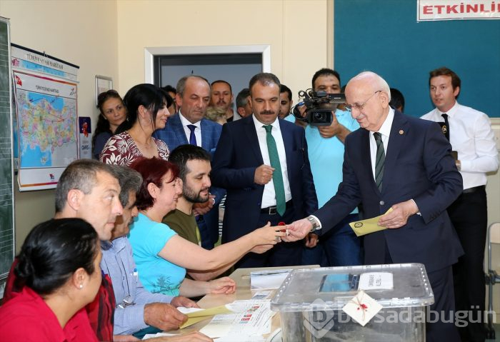 Siyasetçiler oylarını kullandı!