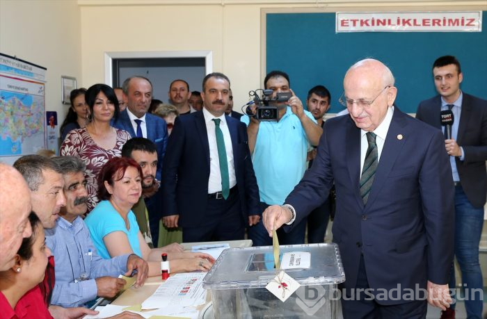 Siyasetçiler oylarını kullandı!