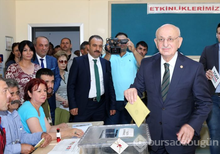 Siyasetçiler oylarını kullandı!