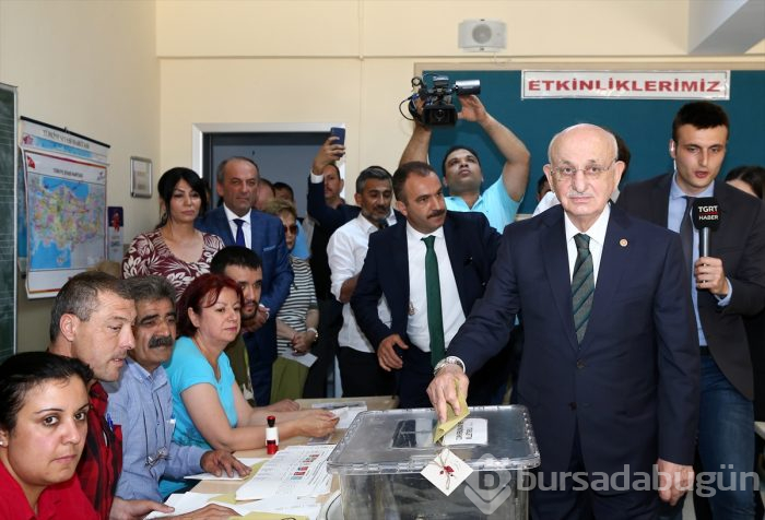 Siyasetçiler oylarını kullandı!