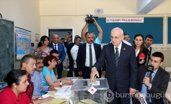 Siyasetçiler oylarını kullandı!