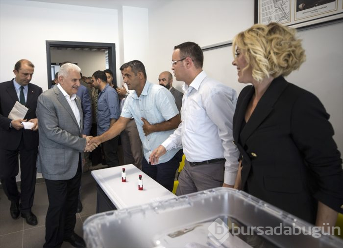 Siyasetçiler oylarını kullandı!