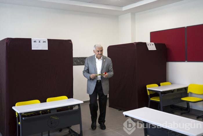 Siyasetçiler oylarını kullandı!