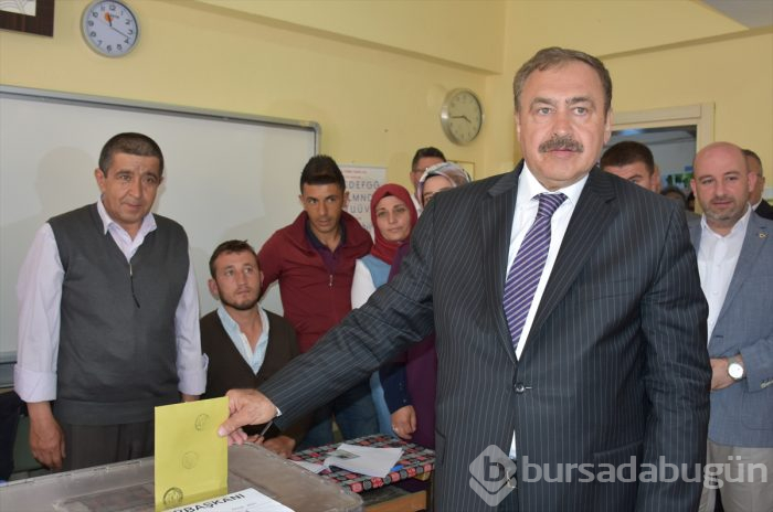Siyasetçiler oylarını kullandı!