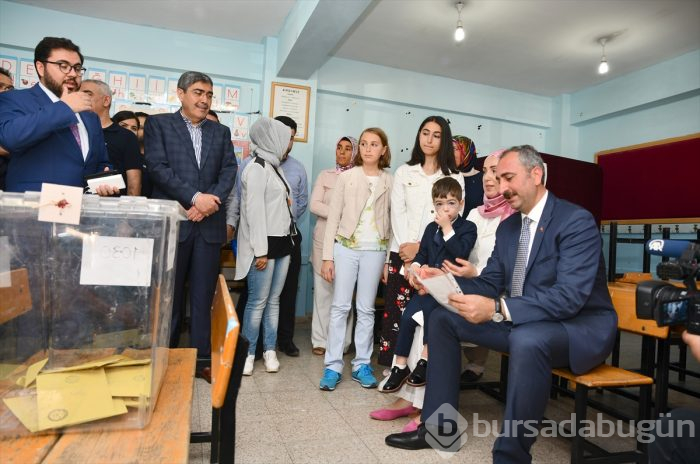 Siyasetçiler oylarını kullandı!