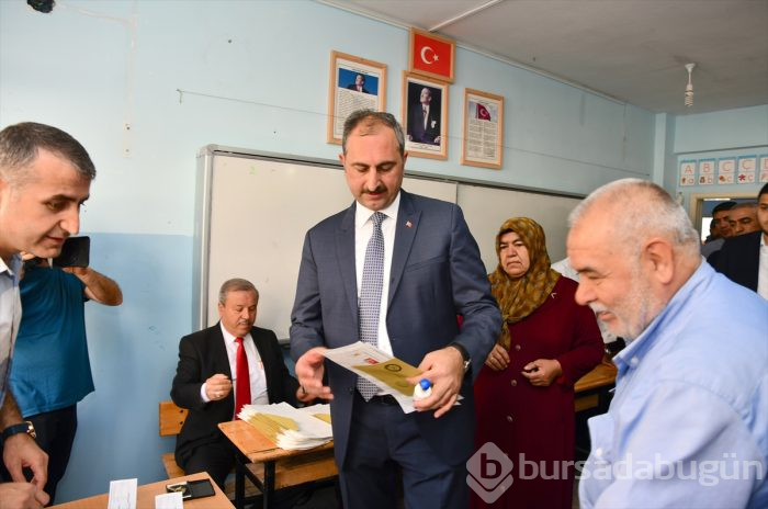 Siyasetçiler oylarını kullandı!