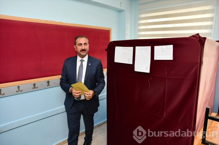Siyasetçiler oylarını kullandı!