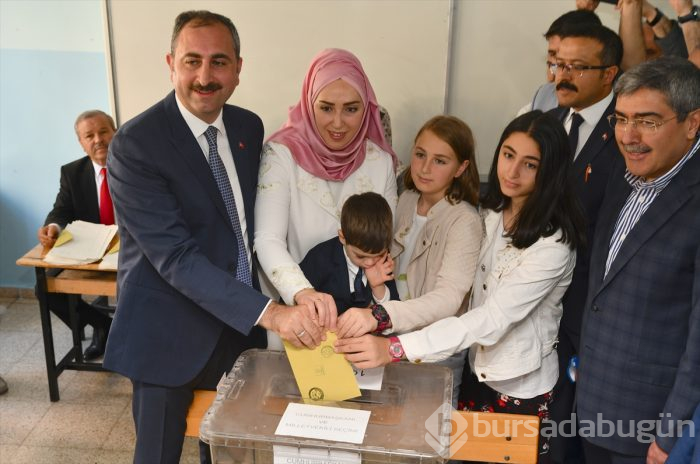 Siyasetçiler oylarını kullandı!