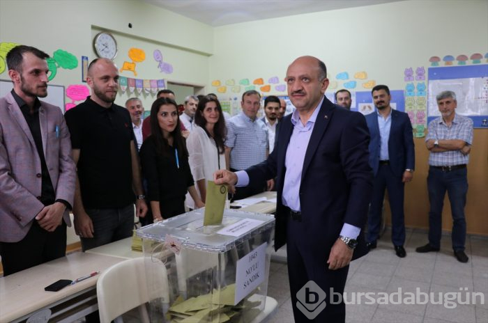 Siyasetçiler oylarını kullandı!