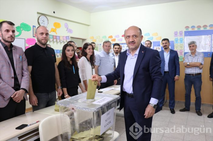 Siyasetçiler oylarını kullandı!