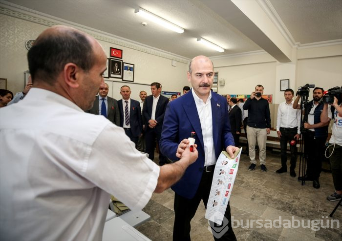Siyasetçiler oylarını kullandı!