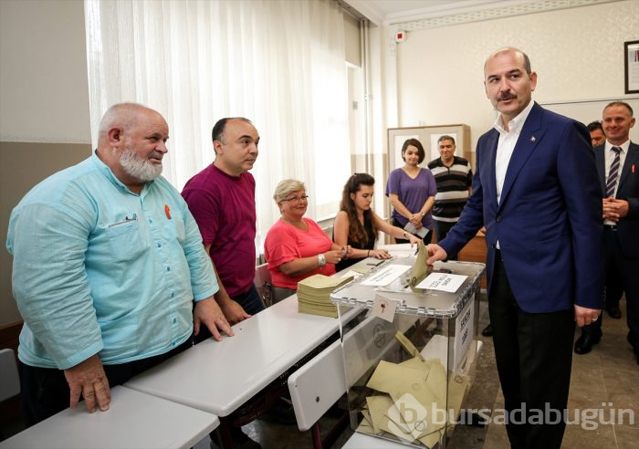 Siyasetçiler oylarını kullandı!