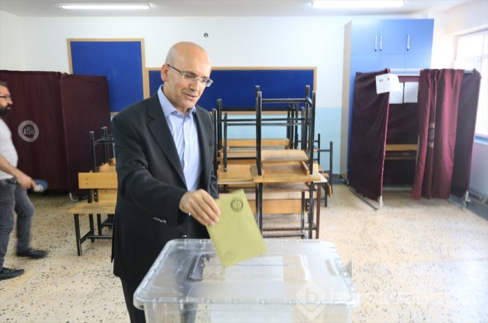 Siyasetçiler oylarını kullandı!
