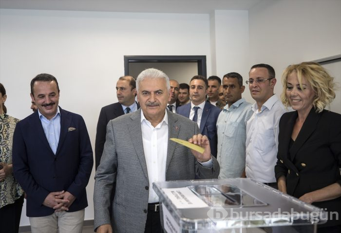 Siyasetçiler oylarını kullandı!
