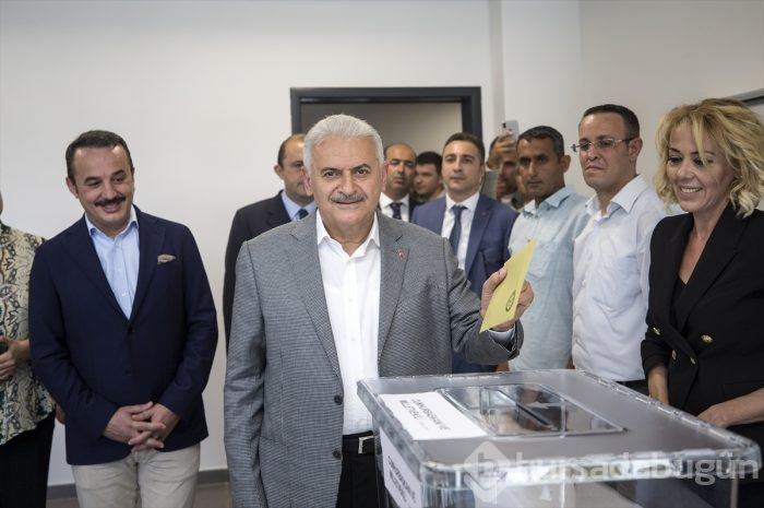 Siyasetçiler oylarını kullandı!