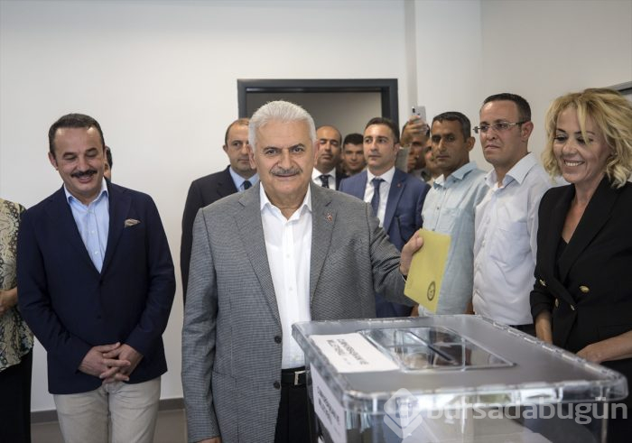 Siyasetçiler oylarını kullandı!