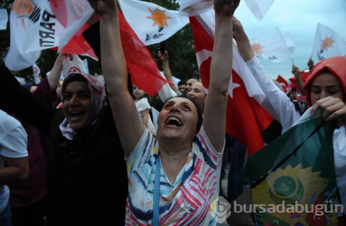 Bursa'da AK Parti'nin seçim kutlamaları başladı