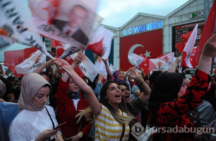 Bursa'da AK Parti'nin seçim kutlamaları başladı