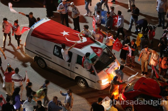 Bursa'da AK Parti'nin seçim kutlamaları başladı
