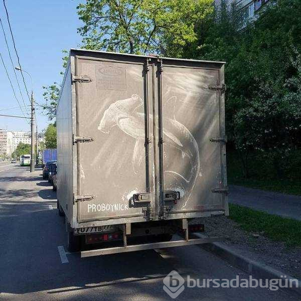 Kirli araçları sanat eserine dönüştürdü